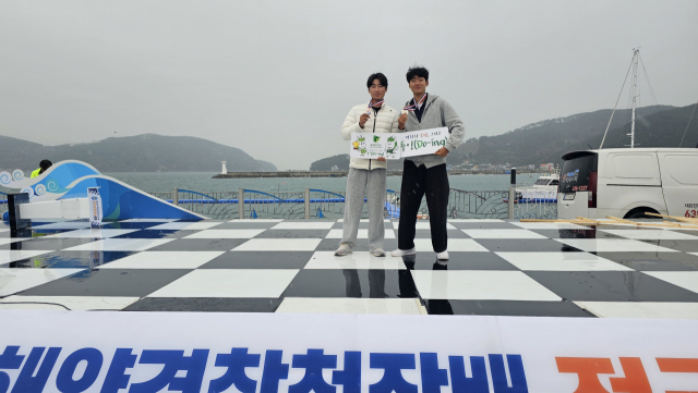 제21회 해양경찰청장배 전국요트대회에서 은메달과 동메달을 획득한 임성준(오른쪽)과 손광희. 동명대 제공
