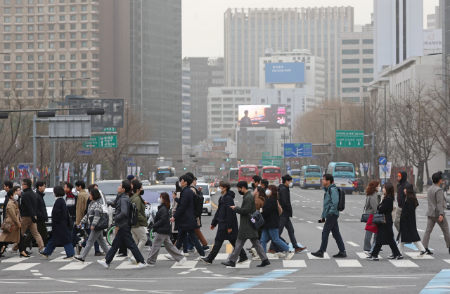 황사가 덮친 29일 오전 서울 광화문광장에서 일부 시민들이 마스크를 쓴 채 걸어가고 있다. 연합뉴스