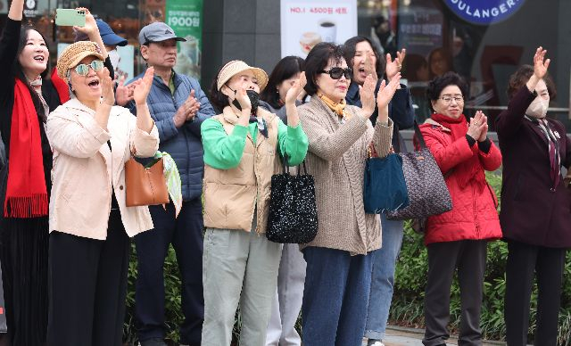22대 국회의원선거 선거운동 후 첫 휴일을 맞은 31일 오후 부산 지역 한 후보의 유세에 지지자들이 박수를 보내고 있다. 정종회 기자 jjh@