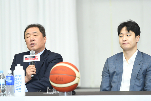 부산 KCC 전창진 감독이 2일 서울 송파구 올림픽파크텔에서 열린 KBL 플레이오프 미디어데이에서 발언하고 있다. KBL 제공