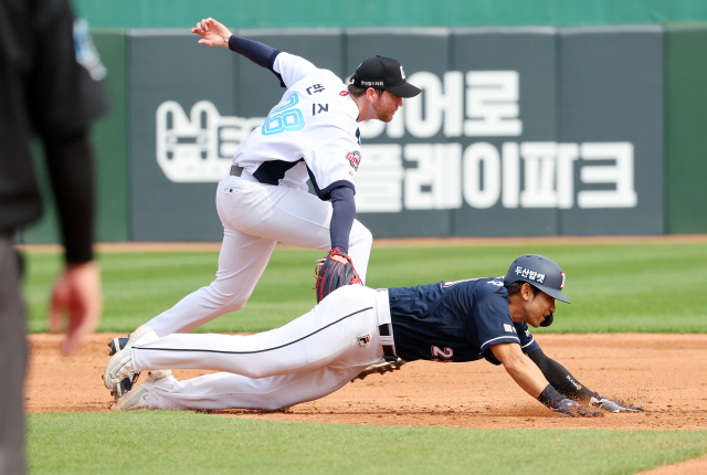 7일 부산 사직야구장에서 열린 프로야구 2024 KBO리그 롯데 자이언츠와 두산 베어스의 시즌 3차전에서 4회 2루주자 강승호가 도루를 시도하다 투수 견제에 걸려 아웃되고 있다. 연합뉴스