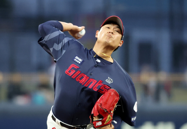 롯데 자이언츠 선발 나균안이 지난달 27일 광주 KIA챔피언스필드에서 열린 KIA 타이거즈와 경기에서 역투하고 있다. 연합뉴스