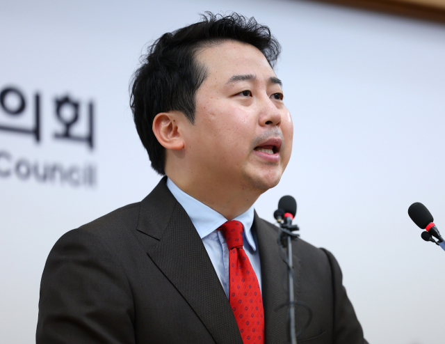 지난해 총선을 앞두고 ‘막말 논란’으로 부산 수영구 공천이 취소된 장예찬 전 국민의힘 청년최고위원이 2024년 3월 18 부산시의회에서 기자회견을 열고 있다. 연합뉴스