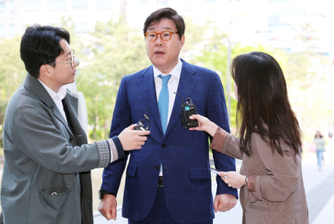 김성태 쌍방울 그룹 전 회장이 19일 경기도 수원시 영통구 수원지방법원에서 열린 공판에 출석하며 취재진 질문에 답하고 있다. 연합뉴스