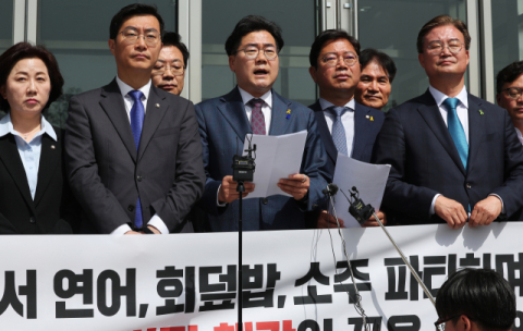 더불어민주당 검찰독재정치탄압대책위원회 박찬대 공동위원장과 김승원 법률위원장 등이 18일 쌍방울 대북송금 진술조작 의혹 관련 경기도 수원시 영통구 수원지방검찰청을 항의 방문해 기자회견을 하고 있다. 연합뉴스