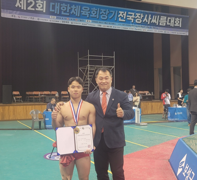 대한체육회장기전국장사씨름대회 고등부 개인전 경장급(-70kg)에서 우승한 반여고 정상원과 박상규 감독.