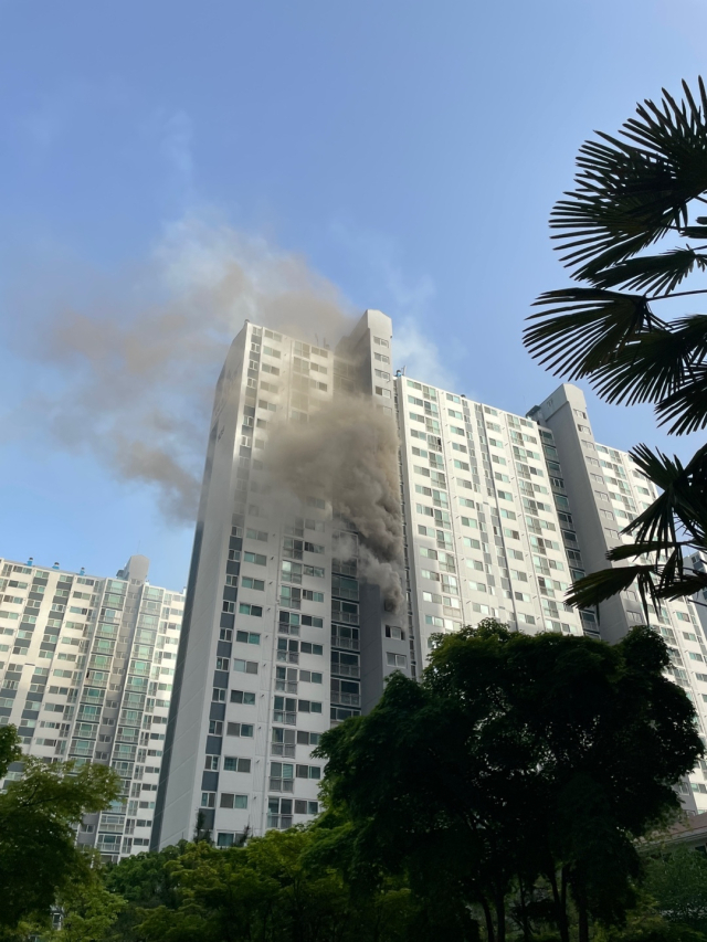 25일 부산소방재난본부에 따르면, 이날 오후 5시께 남구 용호동 LG메트로시티의 한 동에서 불이 났다. 사진은 불로 연기가 올라오는 모습. 독자 제공