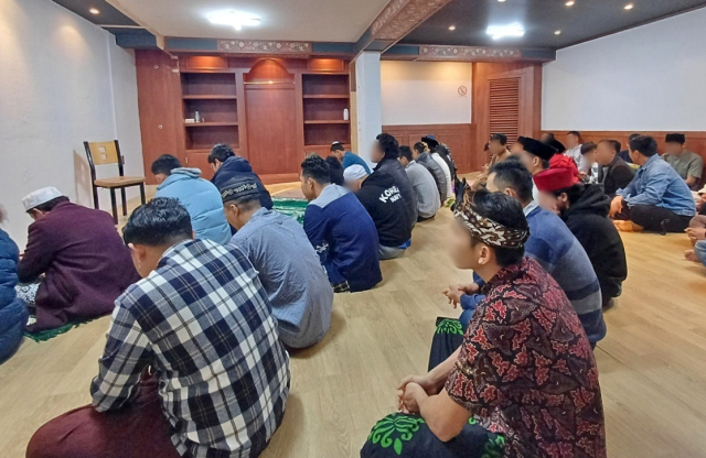 이달 초 부산 중구 남포 이슬람 센터 예배당을 찾은 신도들이 예배를 드리고 있다. (재)한국이슬람교 제공