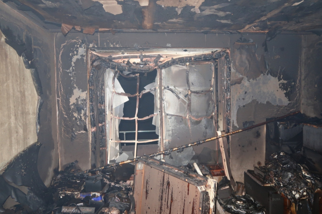 부산 동래구 온천동 한 아파트에서 불이 났다. 사진은 불이 난 세대 내부 모습. 부산소방재난본부제공