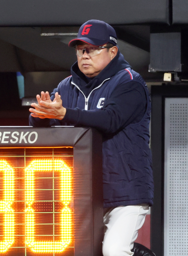 롯데 자이언츠 김태형 감독이 3월 27일 광주 KIA챔피언스필드에서 열린 KIA 타이거즈와 경기에서 손뼉을 치며 선수들을 응원하고 있다. 연합뉴스