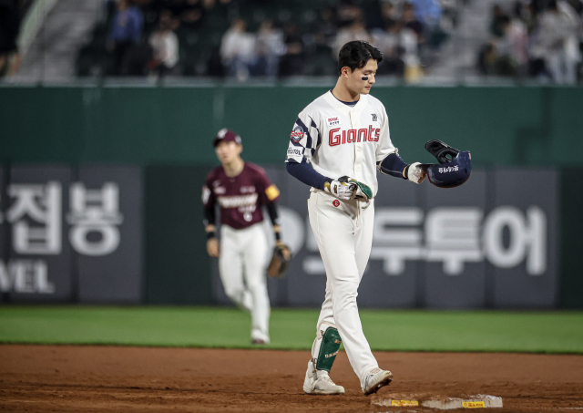 롯데 자이언츠 윤동희가 지난달 30일 키움 히어로즈와 홈 경기에서 범타에 그친 뒤 아쉬워하고 있다. 롯데 자이언츠 제공