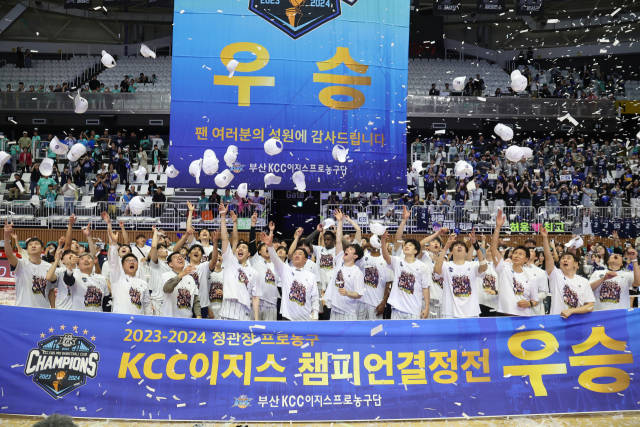 5일 경기도 수원KT아레나에서 열린 프로농구 챔피언결정 5차전에서 88-70으로 수원 KT를 이기고 챔피언 자리에 오른 부산 KCC 선수들이 모자를 던지며 기뻐하고 있다. 연합뉴스