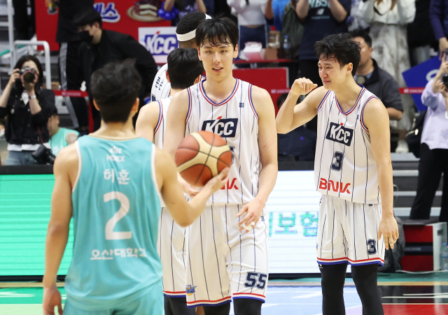부산 KCC 허웅(오른쪽)이 5일 경기도 수원KT아레나에서 열린 프로농구 챔피언결정 5차전에서 경기 종료 직전 울먹이고 있다. 연합뉴스