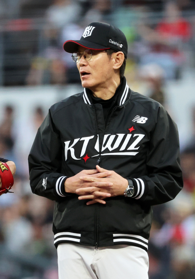 KT 위즈 이강철 감독이 지난 1일 광주 KIA챔피언스필드에서 열린 프로야구 KIA 타이거즈와 경기에서 1회말에 마운드에 올라 선발투수 원상현에게 조언하고 있다. 연합뉴스