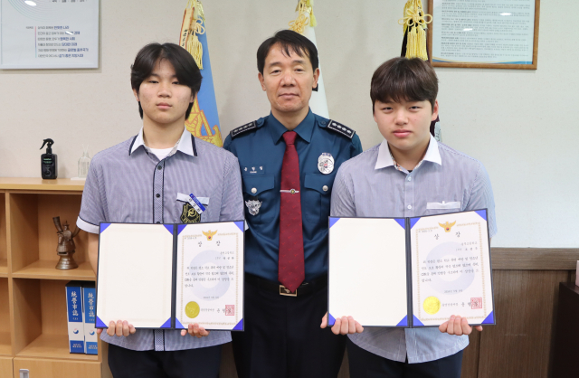 통영경찰서는 9일 신속한 응급처치로 소중한 생명을 구한 지역 고교생 2명에게 서장 상장과 부상을 전달했다. 왼쪽부터 동원고등학교 곽성화 군, 윤형철 통영경찰서장, 충무고교 조성우 군. 통영경찰서 제공