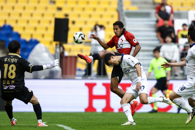 부산 아이파크 페신이 지난 11일 충남아산과 홈 경기에서 상대 골키퍼의 키를 살짝 넘기는 감각적인 슈팅으로 동점골을 뽑고 있다. 부산 아이파크 제공