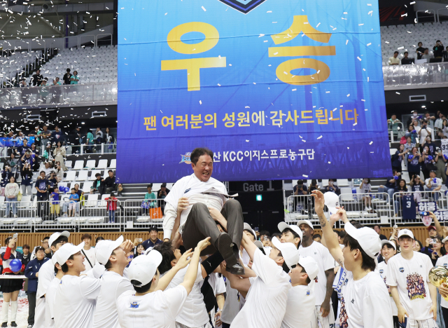 부산 KCC 전창진 감독이 지난 5일 경기도 수원KT아레나에서 열린 프로농구 챔피언결정 5차전 수원 KT와 경기에서 승리하며 챔피언 자리에 오른 뒤 선수들로부터 헹가래를 받고 있다. 연합뉴스