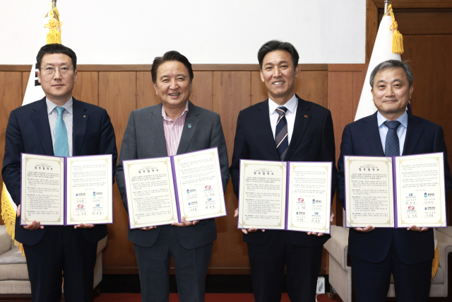 지난 10일 충북도청에서 열린 '동반성장 상생협력 지원을 위한 업무협약식'에서 주요관계자들이 기념사진을 촬영하는 모습. (왼쪽부터) 이상훈 한국에너지공단 이사장, 김영환 충북지사, 김영문 동서발전 사장, 탁송수 충북에너지산학융합원 원장. 동서발전 제공