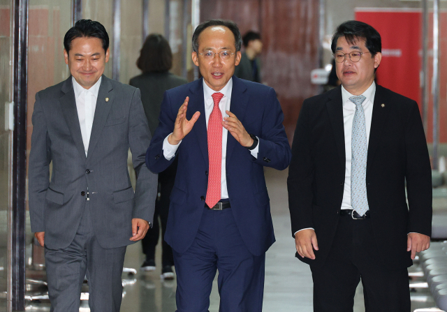 국민의힘 추경호 원내대표, 배준영 원내수석부대표와 장동혁 원내수석대변인이 16일 오전 국회에서 열린 비상대책위원회의에 참석하고 있다. 연합뉴스