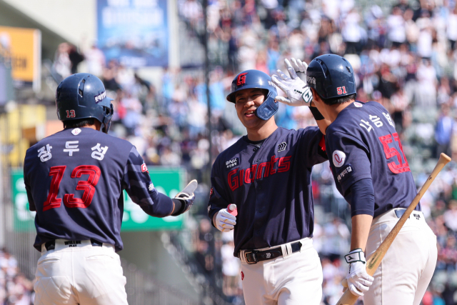 19일 두산전에서 7회초 3-3 균형을 맞추는 투런포를 쏘아 올린 롯데 자이언츠 김민성(가운데). 연합뉴스