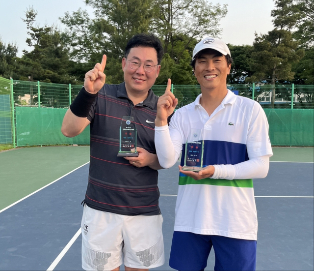 제43회 전국대학교수테니스대회 청년부 B조에서 우승한 동아대 정성문(왼쪽), 신기옥 교수.