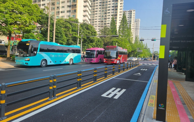 21일 오전 출퇴근 시간대 경남 창원시 성산구 한 도로에 통근버스와 승용차가 운행 중이다. 강대한 기자