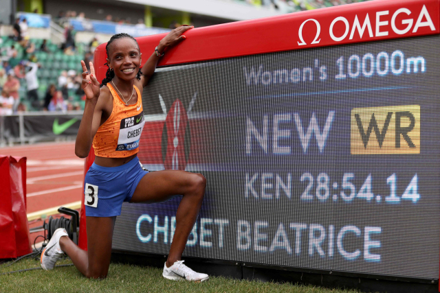 체벳이 26일(한국시간) 프리폰테인 클래식 여자 10,000ｍ 경기에서 28분54초14의 세계 신기록을 세운 뒤 기념 촬영을 하고 있다. AFP연합뉴스