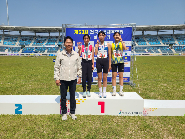25일 육상 높이뛰기 여자초등부에서 부산 선수단에 첫 금메달을 안긴 연산초등 정예림(가운데). 부산시체육회 제공