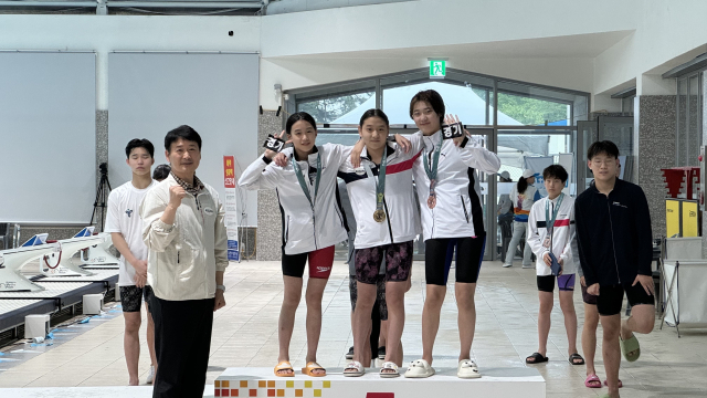 26일 수영 여자초등부 자유형 200m에서 금메달을 딴 사직초등 서세경(가운데). 부산시체육회 제공