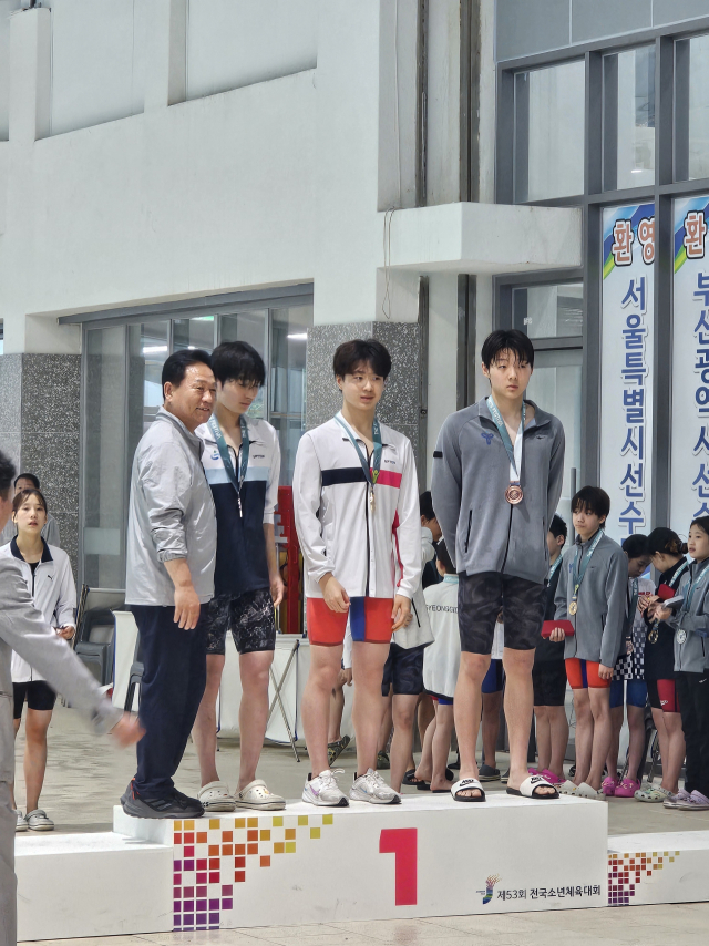 26일 수영 남중부 접영 100m에서 금메달을 딴 모동중 박도훈(가운데). 부산시체육회 제공