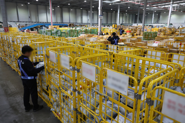 인천 중구 인천공항본부세관 특송물류센터에서 관계자들이 중국에서 들어온 물품을 정리하고 있다. 연합뉴스