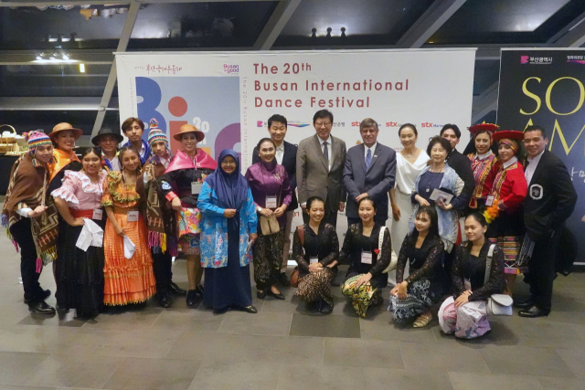 (사)부산국제무용제조직위원회 조직위원장인 박형준 부산시장, 신은주 운영위원장, 폴 두클로스 파로디 주한 페루 대사, BIDF 후원회장 박상준 (주)STX대표이사 등이 지난 7일 영화의전당 하늘연극장 로비에서 인도네시아, 페루 등 해외에서 온 무용단과 기념사진을 찍고 있다. 박희진 사진가 제공