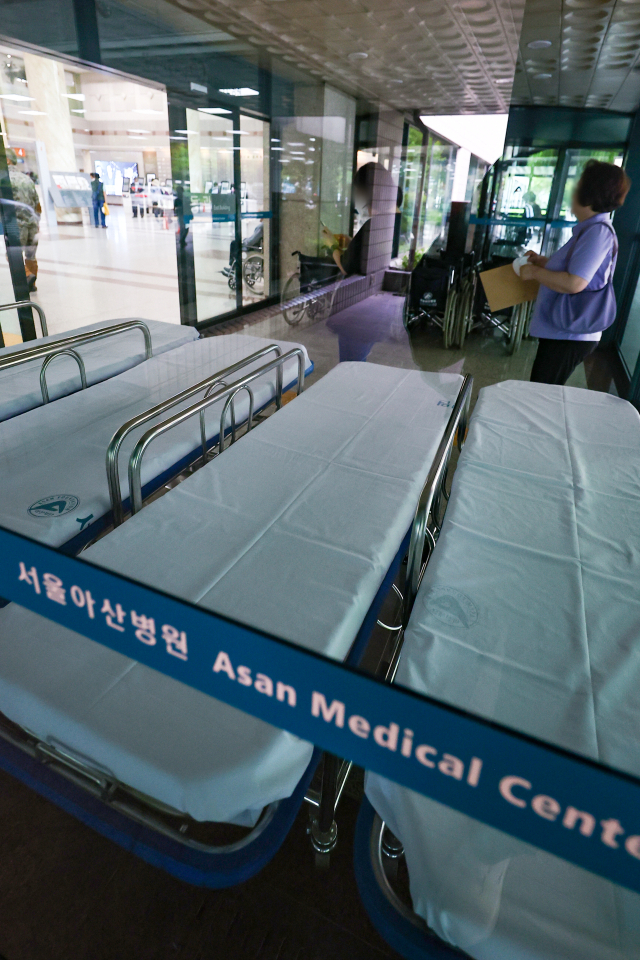 서울아산병원도 총회를 열고 휴진을 논의할 것으로 알려진 가운데 11일 서울 시내 한 대형병원에 빈 침상들이 놓여있다. 연합뉴스