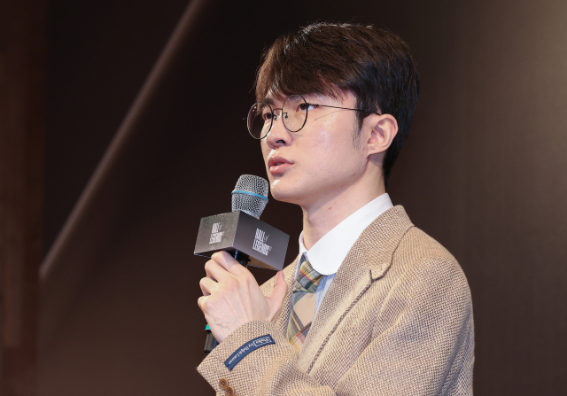 리그 오브 레전드(LoL) '페이커' 이상혁이 6일 오후 서울 중구 신라호텔 영빈관에서 열린 전설의 전당 헌액 미디어데이 행사에서 취재진과 인터뷰하고 있다. LoL e스포츠 최고 권위의 대회인 월드 챔피언십에서 통산 4회(2013·2015·2016·2023) 우승하는 등 맹활약한 페이커는 그 기량과 영향력을 인정받아 라이엇게임즈가 신설한 전설의 전당에 가장 먼저 이름을 올리게 됐다. 연합뉴스