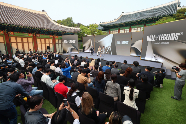 6일 오후 서울 중구 신라호텔 영빈관에서 리그 오브 레전드(LoL) '페이커' 이상혁의 전설의 전당 헌액 미디어데이 행사가 열리고 있다. 페이커는 LoL e스포츠 최고 권위의 대회인 월드 챔피언십에서 통산 4회(2013·2015·2016·2023) 우승하는 등 기량과 영향력을 인정받아 라이엇게임즈가 신설한 전설의 전당에 가장 먼저 이름을 올리게 됐다. 연합뉴스