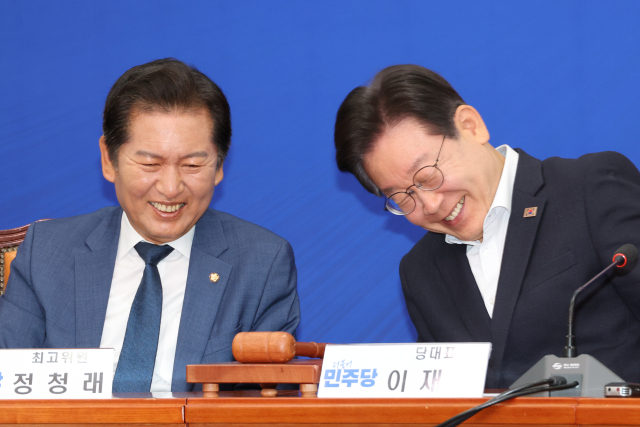 2024년 6월 12일 당시 더불어민주당 이재명 대표와 법제사법위원장인 정청래 최고위원이 서울 여의도 국회에서 열린 최고위원회의에서 대화를 나누며 활짝 웃고 있다. 연합뉴스