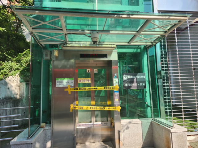 부산도시철도 2호선 구남역에 폭발물이 설치됐다는 신고가 접수돼 역과 연결된 엘리베이터 출입이 통제됐다. 부산경찰청 제공