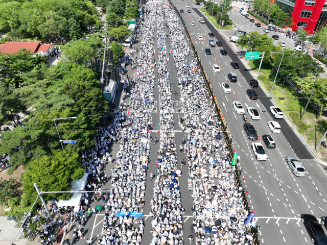 18일 오후 서울 영등포구 여의대로에서 전국 의사 총궐기대회가 열리고 있다. 연합뉴스