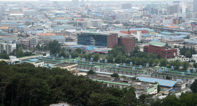 부산구치소와 부산교도소 통합 이전 권고안이 발표된 지 7개월이 흘렀지만 권고안에 담긴 주민 지원 대책 마련 등 후속 조치가 전혀 이뤄지지 않고 있다. 부산 사상구 주례동 부산구치소 전경. 정대현 기자 jhyun@