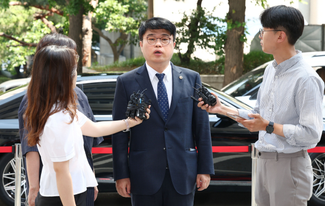 임현택 대한의사협회 회장이 20일 전공의 집단 사직 공모 혐의 관련 추가조사를 위해 서울경찰청에 출석하면서 취재진 질문에 답하고 있다. 연합뉴스