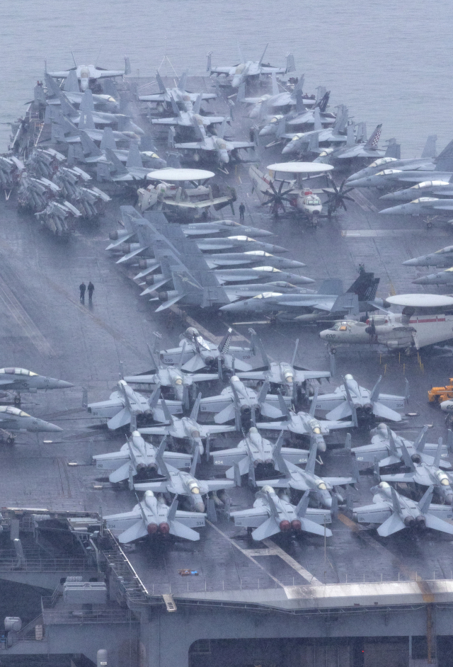 미국 해군의 핵추진 항공모함 '시어도어 루스벨트'(10만t급)가 22일 오전 부산 남구 해군작전사령부 부산작전기지에 입항하고 있다. 정대현 기자 jhyun@
