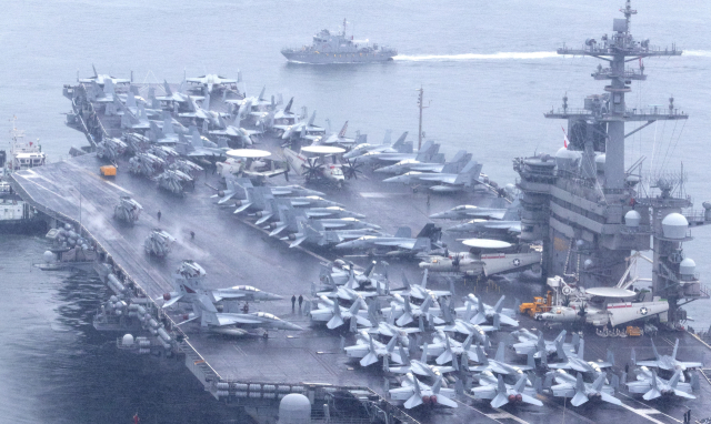 미국 해군의 핵추진 항공모함 '시어도어 루스벨트'(10만t급)가 22일 오전 부산 남구 해군작전사령부 부산작전기지에 입항하고 있다. 정대현 기자 jhyun@