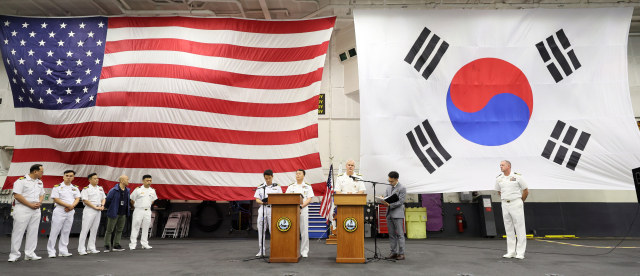 루스벨트함 격납고에서 22일 미국 크리스토퍼 알렉산더 제9항모강습단장과 한국 이재섭 준장이 기자들 질문에 답하고 있다. 사진공동취재단