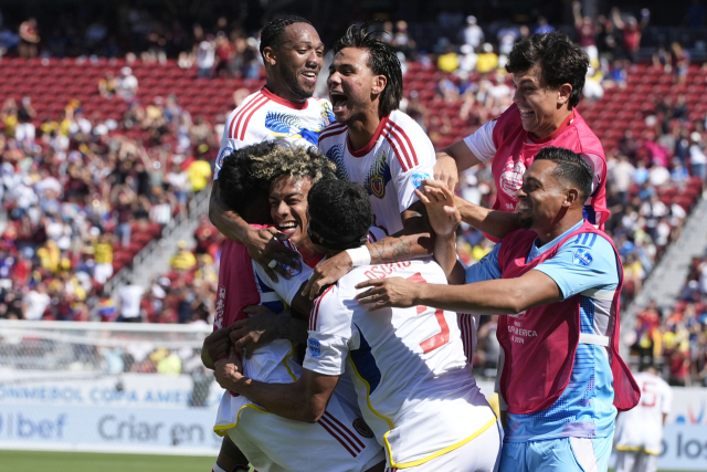 베네수엘라 선수들이 23일 코파 아메리카 2024 B조 1차전 에콰도르와 경기에서 선제골이 터지자 기뻐하고 있다. AP연합뉴스