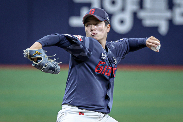 롯데 정현수가 자신의 1군 선발 데뷔전인 23일 오후 키움과 시즌 12차전 원정 경기에서 역투하고 있다. 롯데 자이언츠 제공