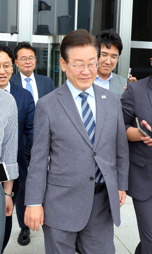 더불어민주당 이재명 대표가 지난 24일 국회 본청을 나서고 있다. 이날 이 대표는 대표직을 사퇴했다. 연합뉴스