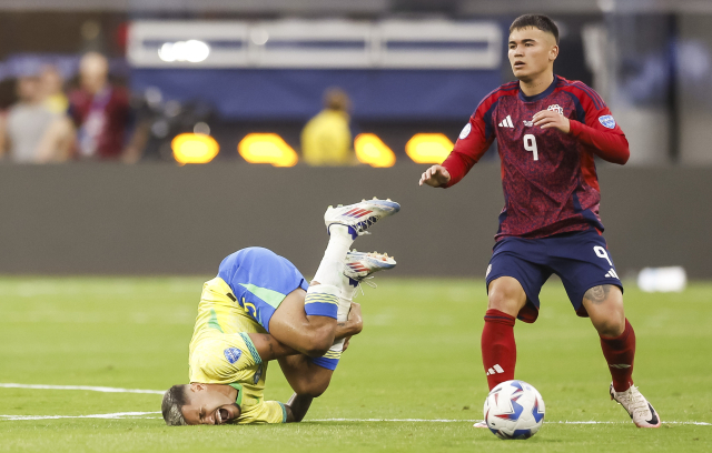 브라질 미드필더 브루노 기마랑이스(왼쪽)가 25일 2024 코파 아메리카 D조 1차전에서 코스타리카 선수와 충돌한 뒤 넘어지며 고통스러워하고 있다. EPA연합뉴스