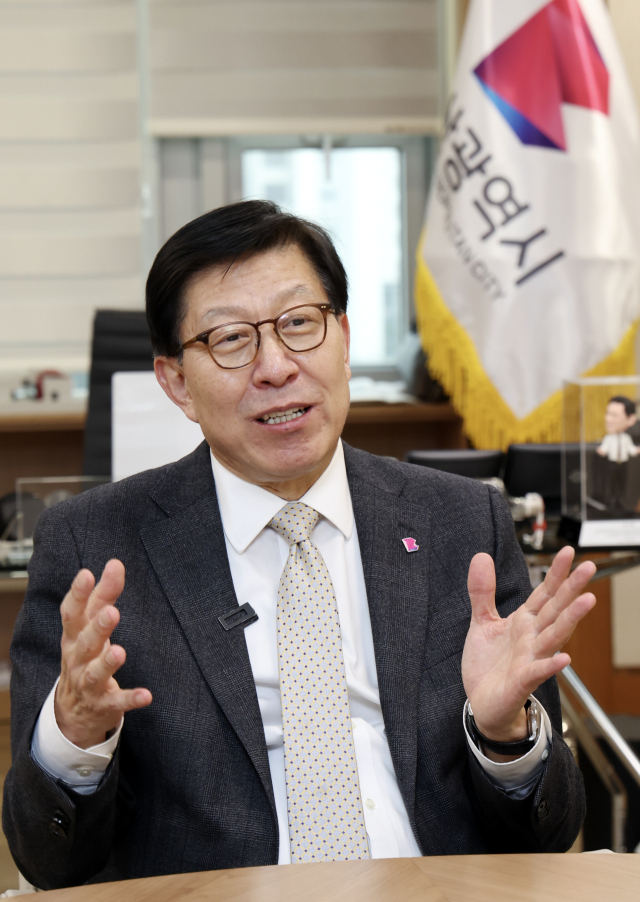 박형준 부산시장은 부산시청 집무실에서 <부산일보>와 가진 인터뷰에서 “부산을 글로벌 허브도시로 도약시키는 것은 대한민국의 구조적인 문제를 해결하기 위한 가장 확실한 해법”이라고 강조했다. 김종진 기자 kjj1761@