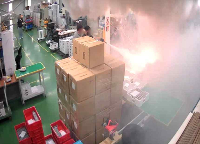 소방청 중앙긴급구조통제단이 공개한 경기 화성 리튬전지 제조업체인 아리셀 공장의 화재 진행 상황이 담긴 내부 CCTV 화면. 직원들이 초기 소화를 시도하고 있다. 연합뉴스