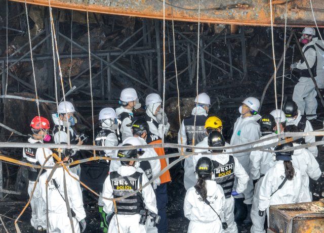 지난해 6월 25일 경기도 화성시 서신면 리튬전지 공장 화재 현장에서 경찰과 소방, 국립과학수사연구원, 국토안전연구원, 고용노동부, 산업안전관리공단 등 관계자들이 화재 원인을 찾기 위한 합동 감식을 하고 있다. 전날인 6월 24일 오전 10시 31분 화성시 서신면 전곡리 소재 일차전지 업체인 아리셀 공장에서 화재가 발생해 다수의 사상자가 발생했다. 연합뉴스